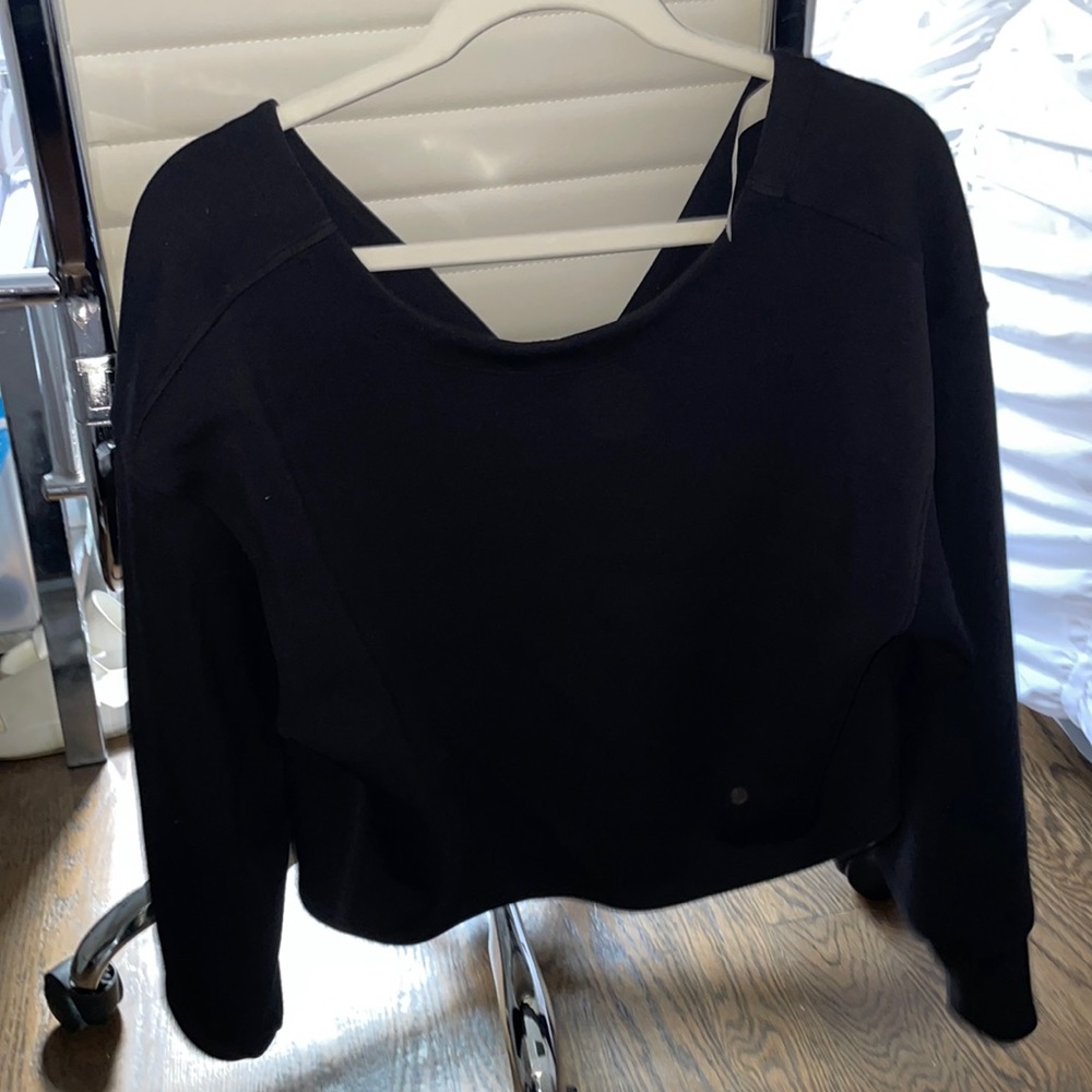 Lululemon Twist Back to Front Cropped Black Pullover